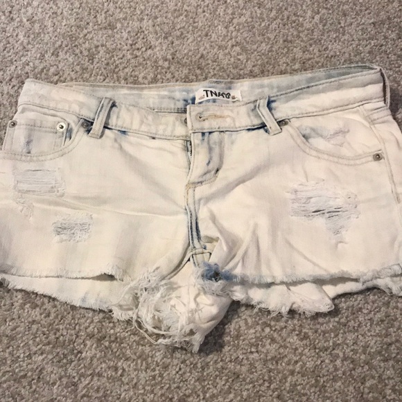 Aritzia TNA acid washed denim shorts - Picture 1 of 2